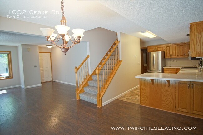 Building Photo - NEW: Carpet and paint throughout!  3 Beds ...