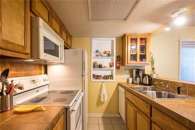Building Photo - 2204 Trailside Dr