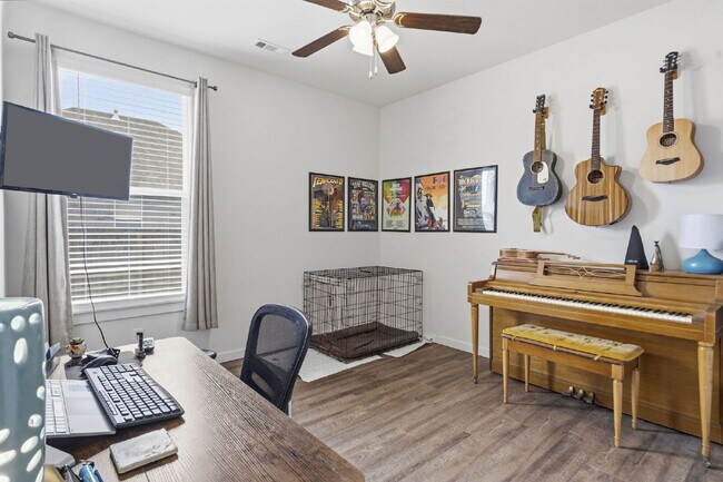 Building Photo - Quiet 4 Bedroom Oasis in Farmington