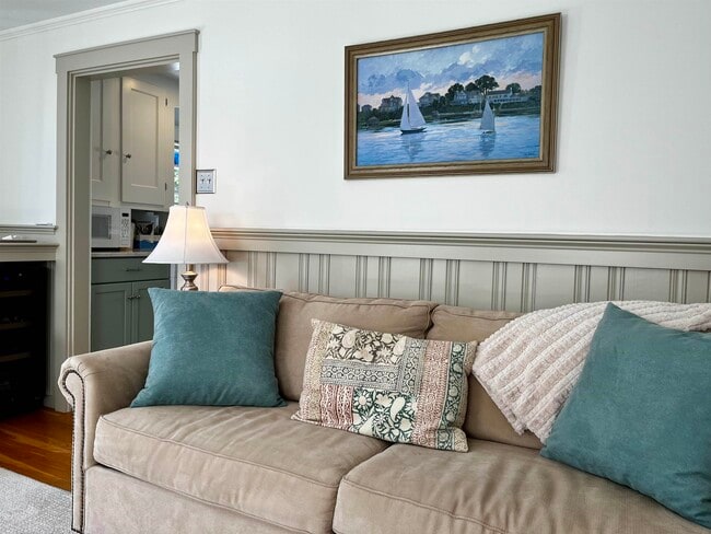 Building Photo - 15 Manor Dr