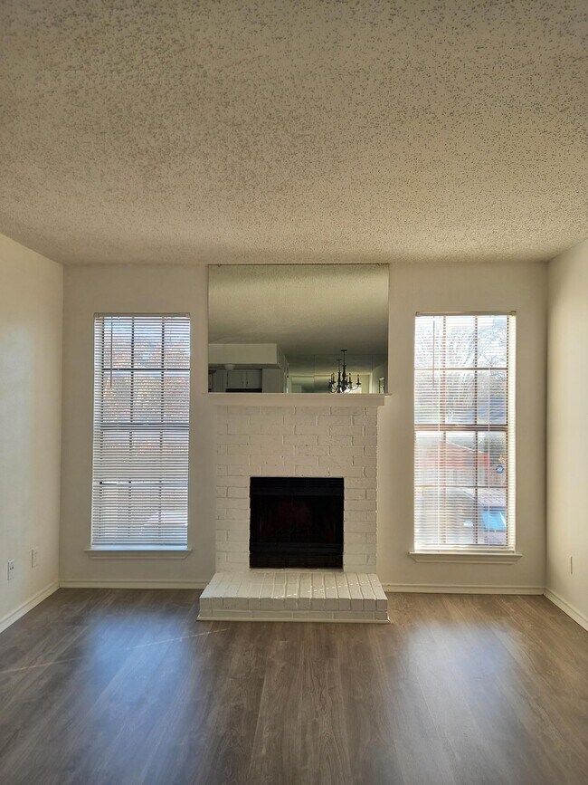 Building Photo - 9520 Royal Ln