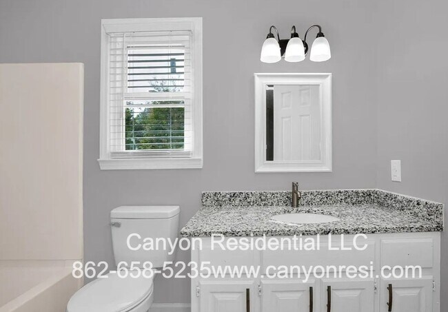 Building Photo - Beautiful home with 3 bedrooms!