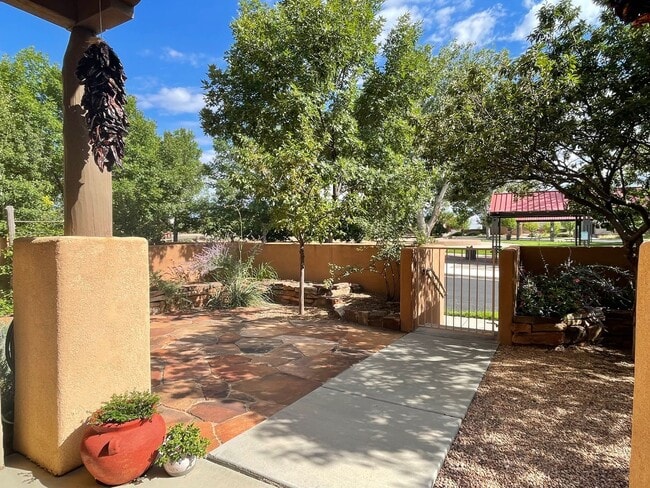 Building Photo - Beautiful Fully Furnished 2 Bedroom Townho...