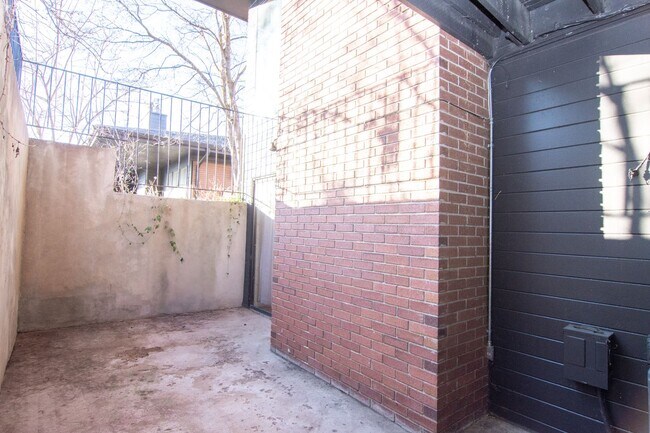 Building Photo - Ridgewood Condo 1 Bed Apartment W/ Pool & Clubhouse!