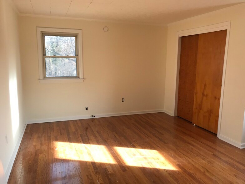 Building Photo - 146 Tooker Ave
