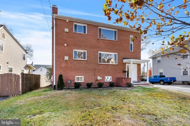 Building Photo - 618 19th St S