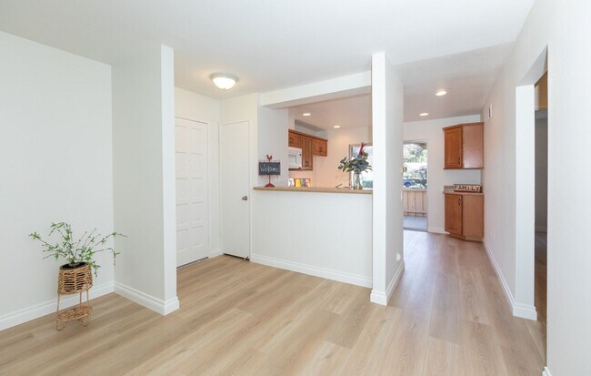 Building Photo - Clean and Ready Newport Model