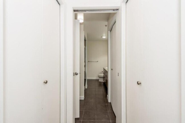 Building Photo - 1 bedroom in Seattle WA 98109