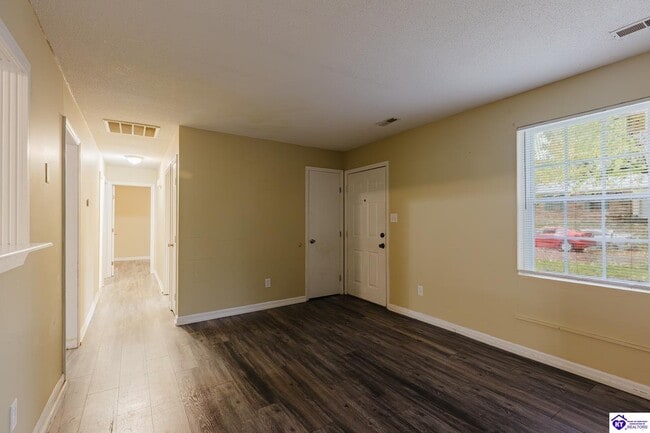 Building Photo - 150 Airview Dr