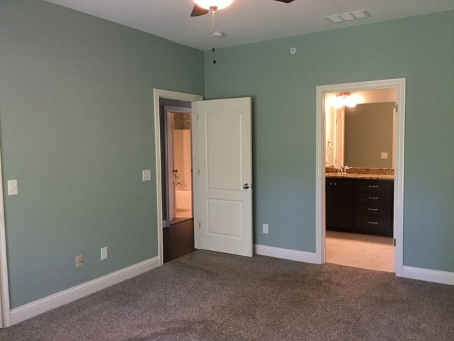 Building Photo - Spacious 2 Bedroom, 2 Bath Condo with Garage in the Heart of Middletown!