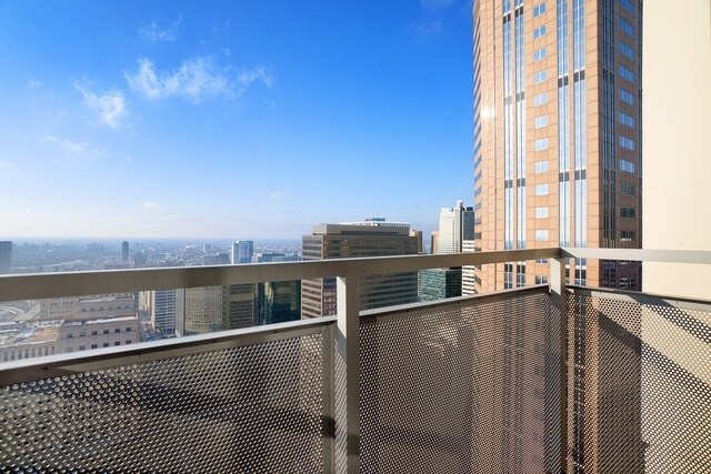 Building Photo - 235 W Van Buren St