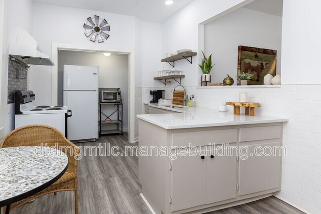 Building Photo - 110 E Craig Pl