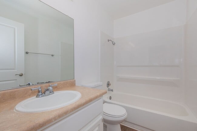 Building Photo - Beautiful and bright 2 bed 2 bath! Don't miss out on this stunning view!