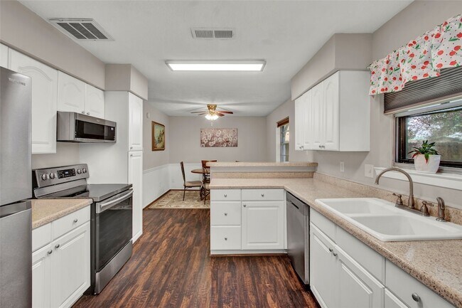 Building Photo - 6208 Brookdale Dr