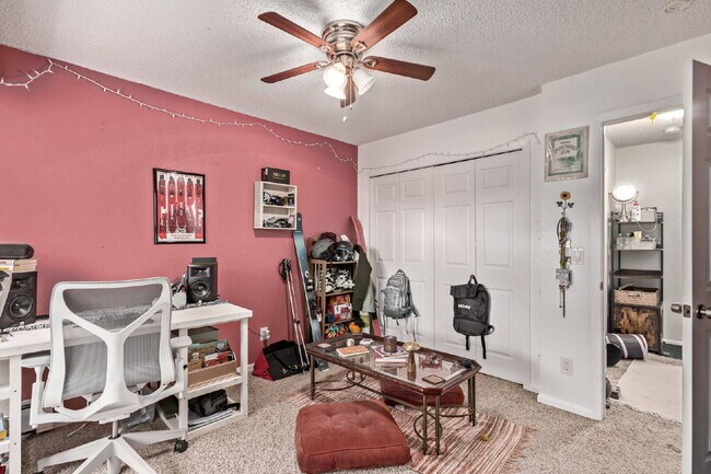 Building Photo - Lovely Three bed / Two bath for rent