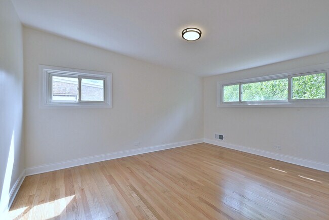 Building Photo - 6750 N Kostner Ave
