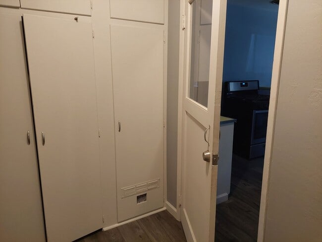 Building Photo - *LONG TERM RENTAL* 2 Car Garage