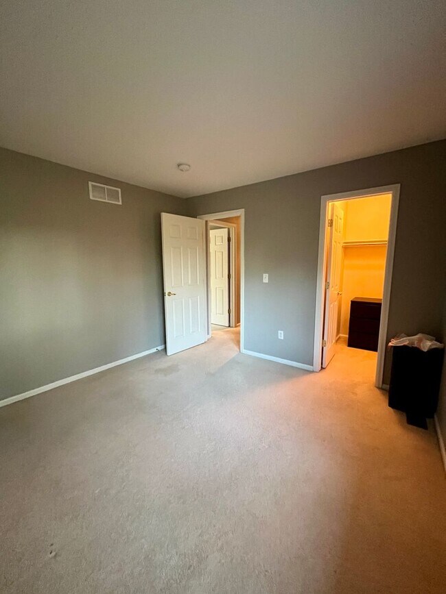Building Photo - South Longmont Townhome with Attached Garage & Private Patio