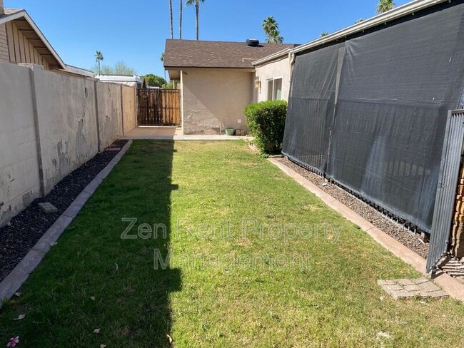 Building Photo - 815 W Juanita Cir