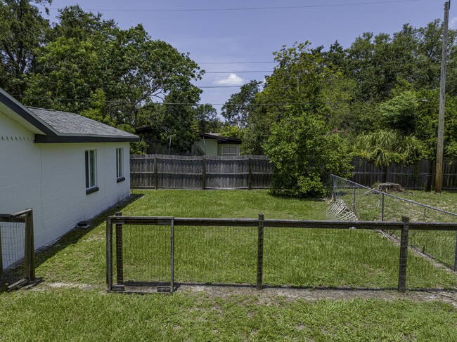 Building Photo - Central Lakeland Home with big yard!