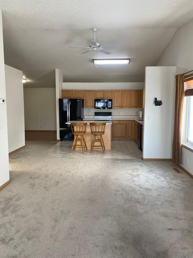 Building Photo - TWIN HOME AVAILABLE FOR RENT - 3 bd/2 ba