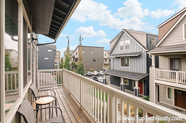 Building Photo - Outstanding 45 Central home with 3BR + Den / 2.5BA, Amazing upscale features, Across from Nike Wo...