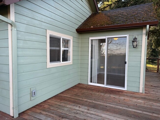 Building Photo - Updated House on 1/2 an Acre Near Spongs Landing Park! Pet Friendly!