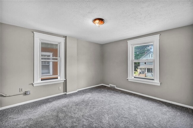 Building Photo - 906 Delia Ave