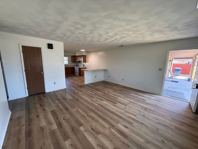 Building Photo - 739 Main St