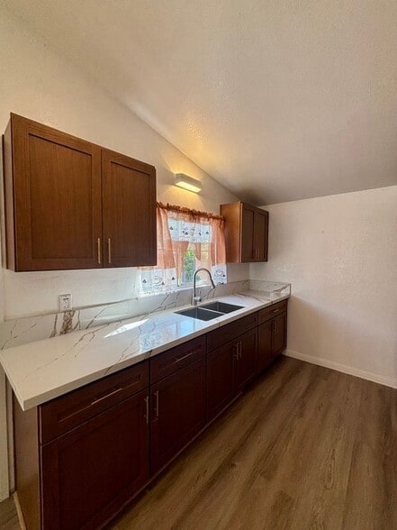 Building Photo - 8842 Mentone Pl