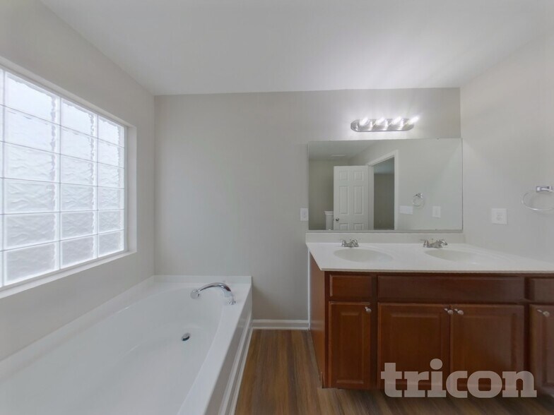 Building Photo - 1021 Skillbeck Rd