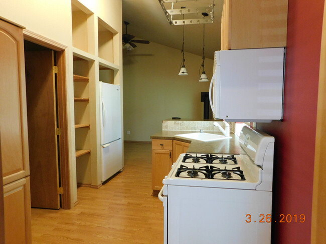 Building Photo - Gated 1 Bedroom Apartment