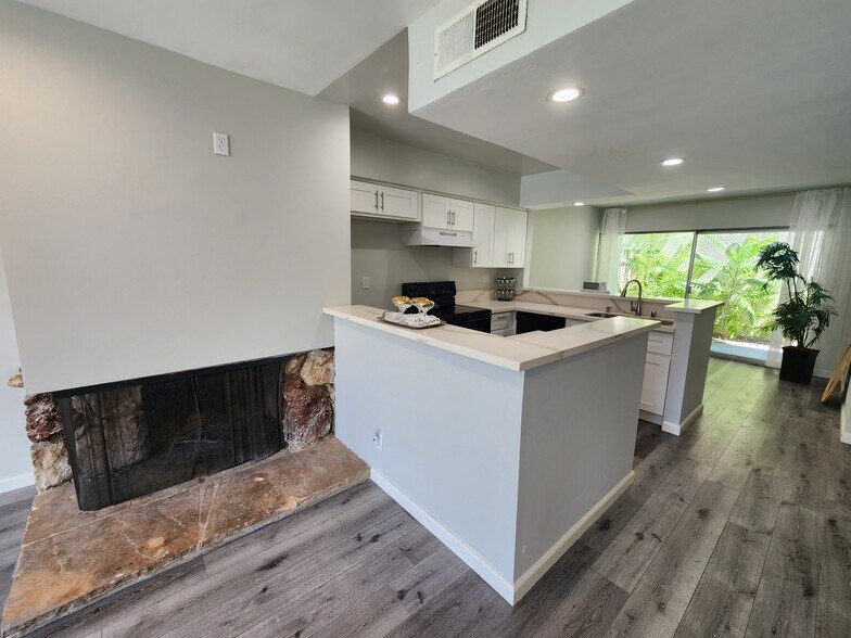 Building Photo - 12744 Moorpark St