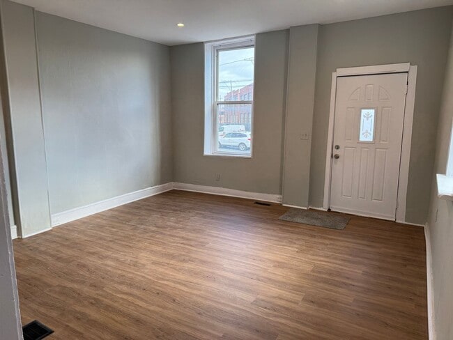 Building Photo - Beautiful 3 Bedroom Home with a Bonus Room in Lancaster City!