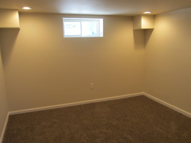 Building Photo - Updated 2 Bedroom 2.5 Bath in Pleasant Ridge Inc. Finished Basement with Bonus Room