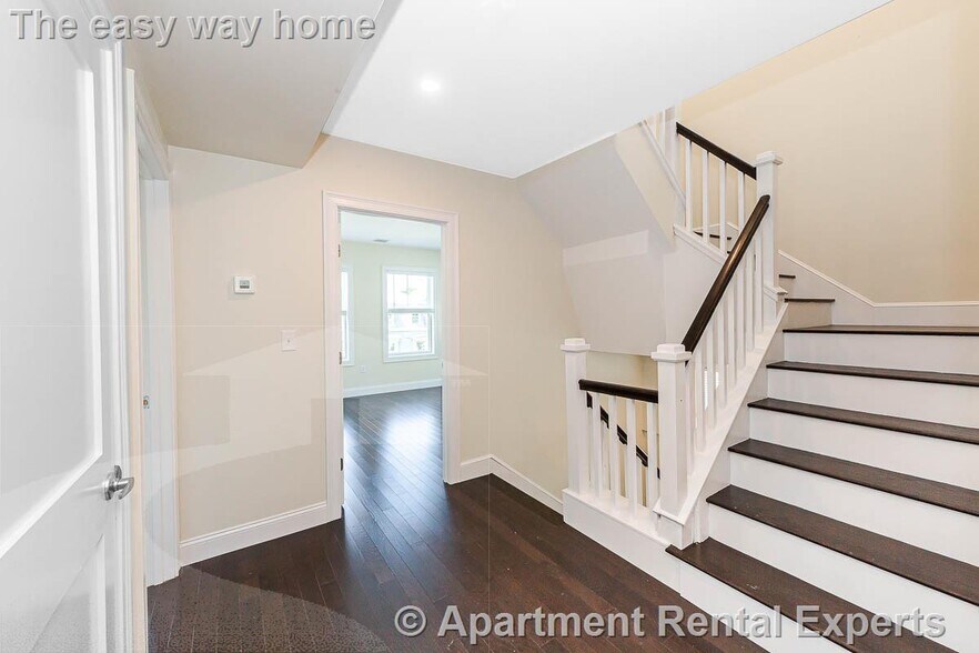 Building Photo - 120 Jerome St