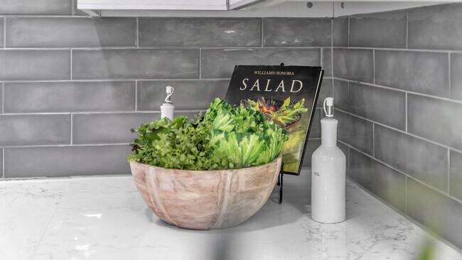 Building Photo - CHARMING 5 BDRM HOME IN CASTLE HILLS!!