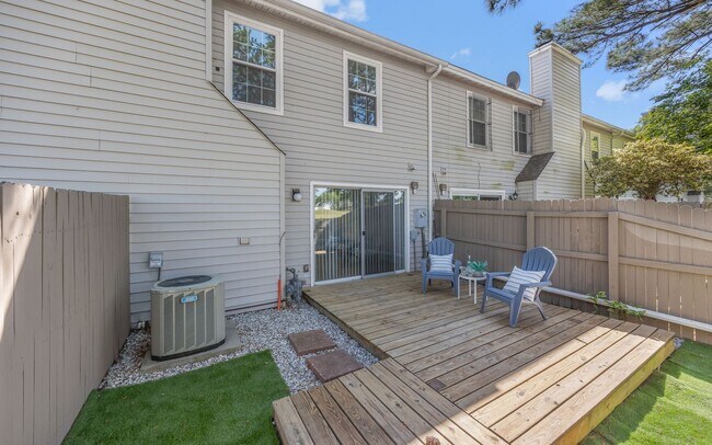 Building Photo - READY NOW!! 3-Bedroom Townhome w/Attached Garage! Golf Course Views - Pet Friendly - All Appliances!