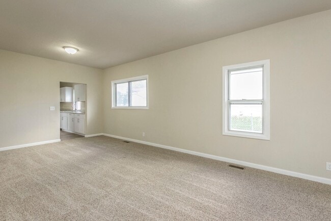 Building Photo - 3 Bedroom 2 Bathroom Fully Remodeled