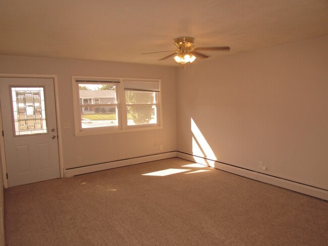 Building Photo - 3 BEDROOM | 1 BATH | SOUTH | DETACHED GARAGE