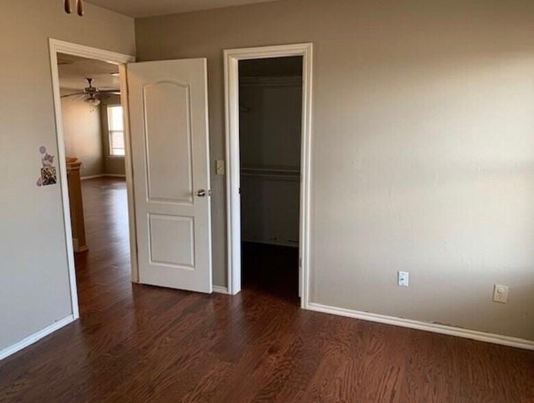 Building Photo - 611 W Shadow Ridge Way