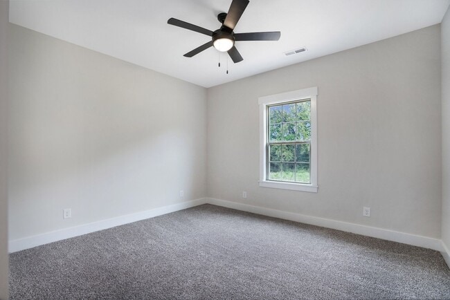 Building Photo - 3 Bedroom Home For Rent Near Dover Road!