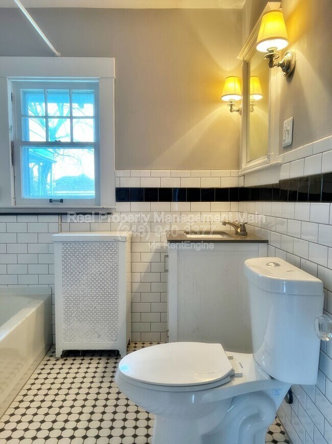 Building Photo - 1525 Edison St