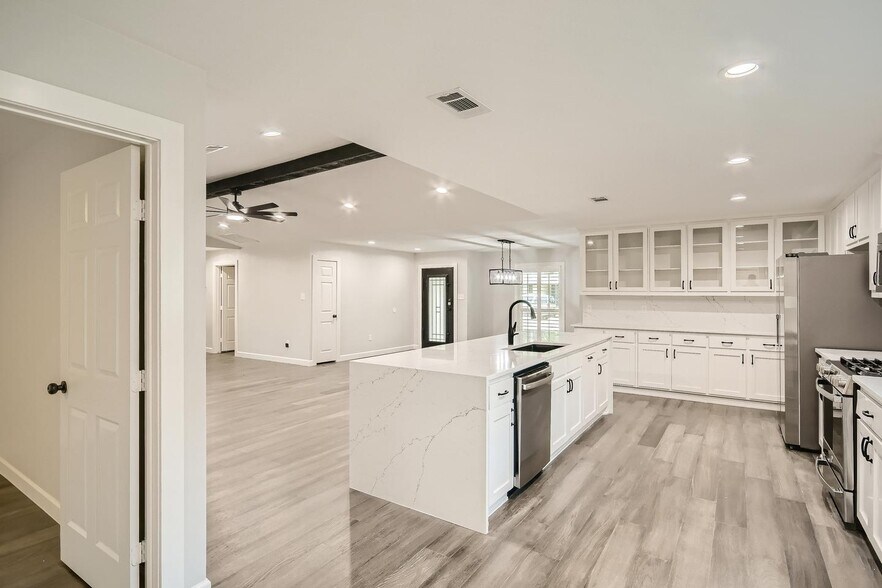 Building Photo - Charming Prestonwood home with peaceful backyard oasis