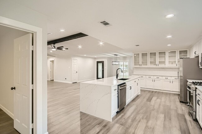 Building Photo - Charming Prestonwood home with peaceful backyard oasis