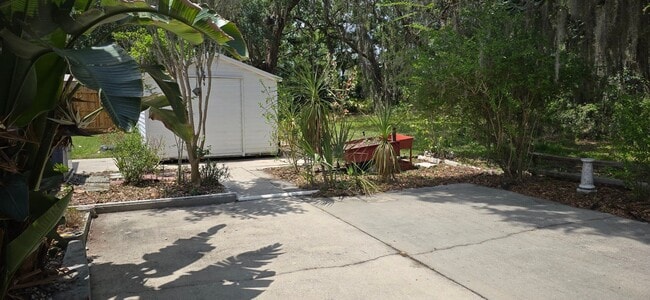 Building Photo - 2 bed 2 baths with large screened patio