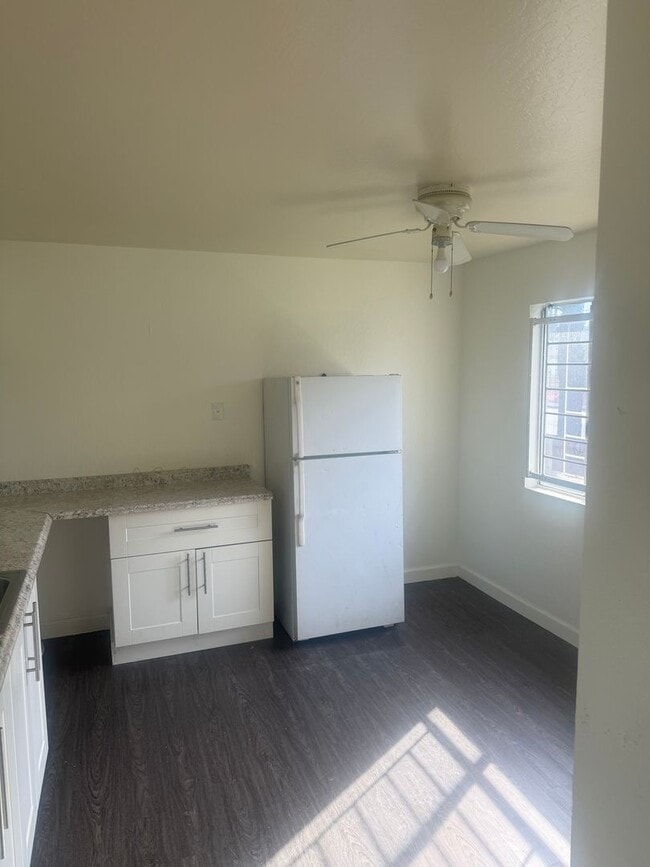 Building Photo - Spacious Condo near Shopping and Dining!