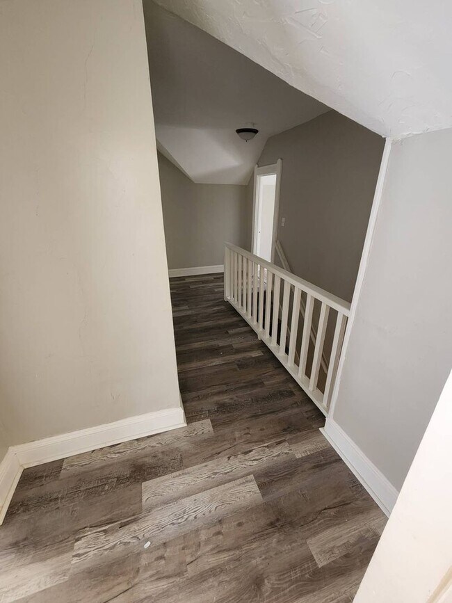 Building Photo - Charming 4-Bedroom Property in Prime Location (SECTION 8 VOUCHERS ACCEPTED)