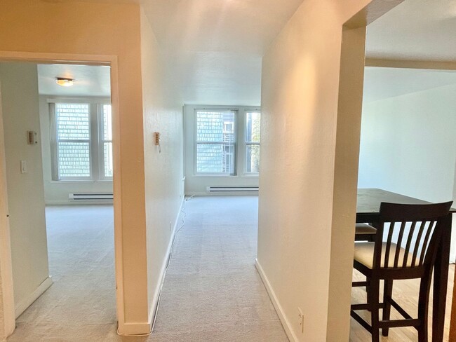 Building Photo - Light Filled, Pristine 1br/1Ba Condo w/Par...