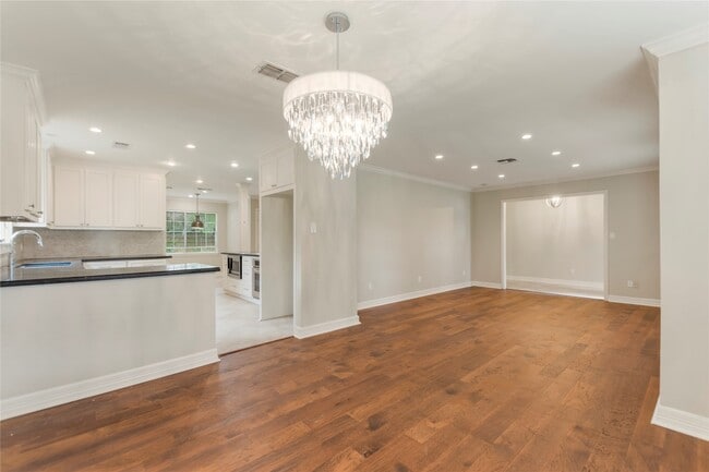 Building Photo - 402 Forest Lake Dr
